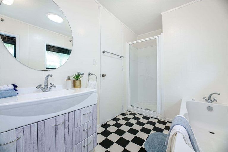 Photo of property in 1/8 Heatherleigh Rise, Northcross, Auckland, 0632