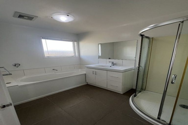 Photo of property in 13 Vina Place, Massey, Auckland, 0614