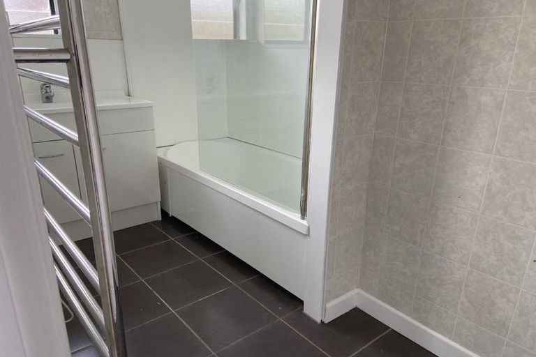 Photo of property in 12 Kokiri Street, Te Atatu South, Auckland, 0610