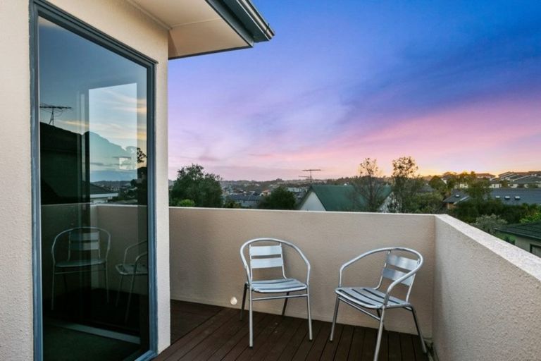 Photo of property in 4 Northcross Drive, Oteha, Auckland, 0632