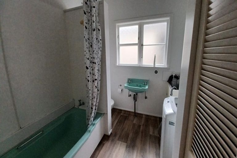 Photo of property in 51 Endeavour Street, Lyall Bay, Wellington, 6022