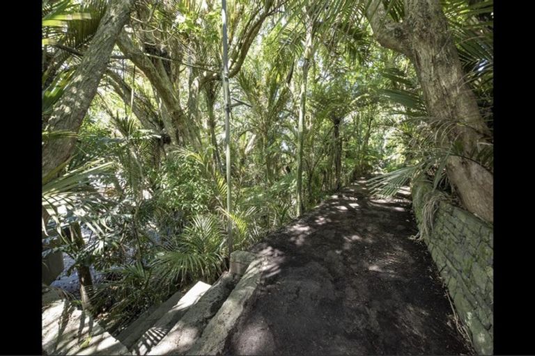 Photo of property in 323 Glenfield Road, Glenfield, Auckland, 0629