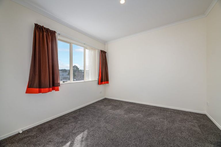 Photo of property in 10 Rosandich Drive, Sunnyvale, Auckland, 0612