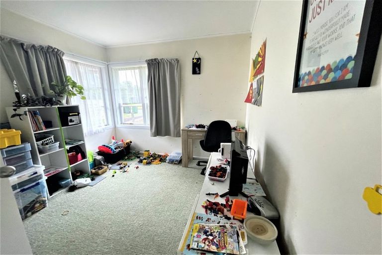 Photo of property in 27 Kervil Avenue, Te Atatu Peninsula, Auckland, 0610