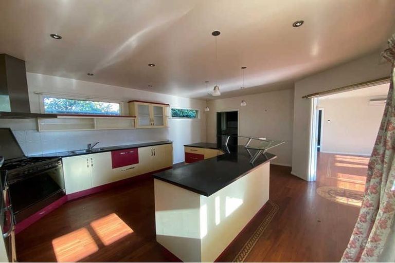 Photo of property in 32 Strowan Road, Strowan, Christchurch, 8052