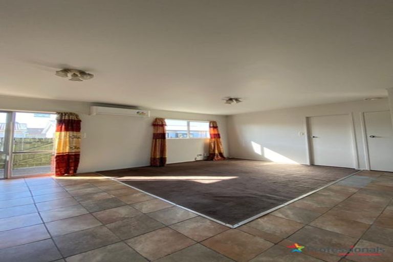Photo of property in 2/54 Kenderdine Road, Papatoetoe, Auckland, 2025