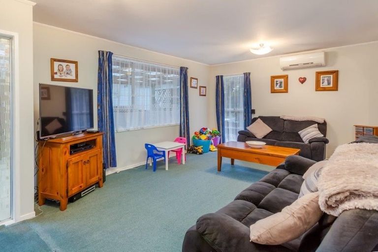 Photo of property in 59 Kemp Road, Massey, Auckland, 0614