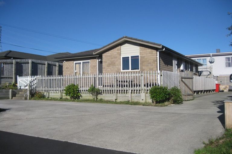 Photo of property in 50a Miles Crescent, Newlands, Wellington, 6037