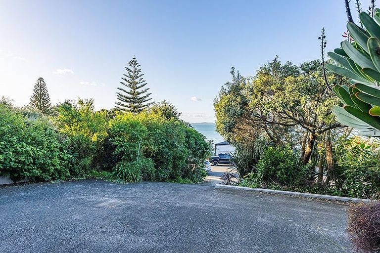 Photo of property in 28 Chelverton Terrace, Red Beach, 0932