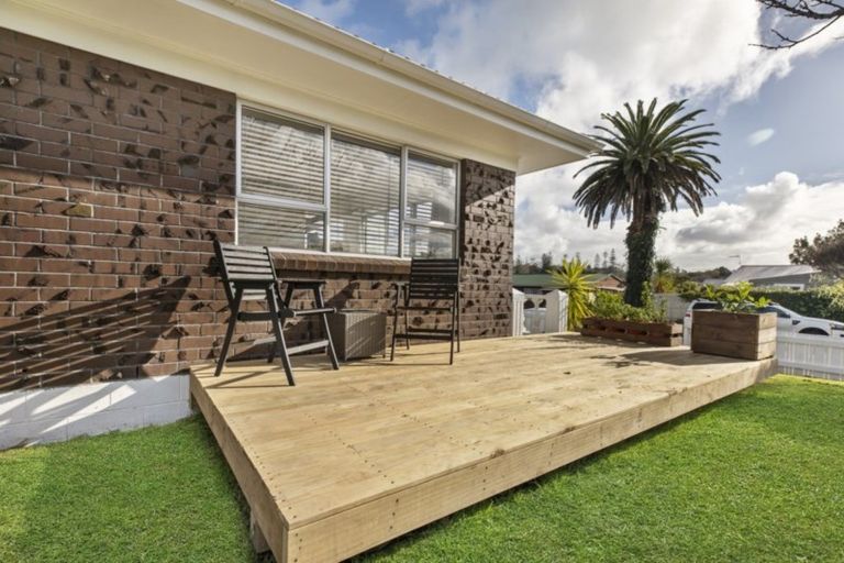 Photo of property in 1/2 Palm Court Drive, Glen Eden, Auckland, 0602