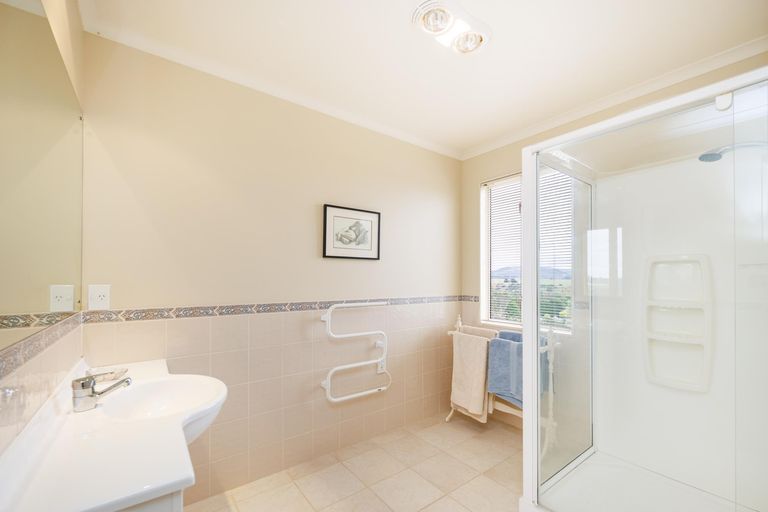 Photo of property in 144 Pacific Drive, Fitzherbert, Palmerston North, 4410