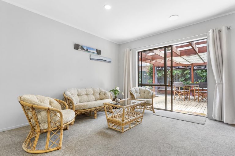 Photo of property in 15 Pinewood Grove, Botany Downs, Auckland, 2010