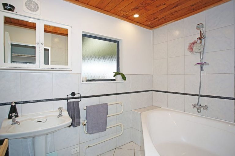 Photo of property in 42 Codlin Road, Waiuku, 2683