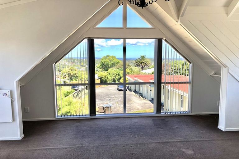 Photo of property in 30 Windy Ridge Road, Glenfield, Auckland, 0629