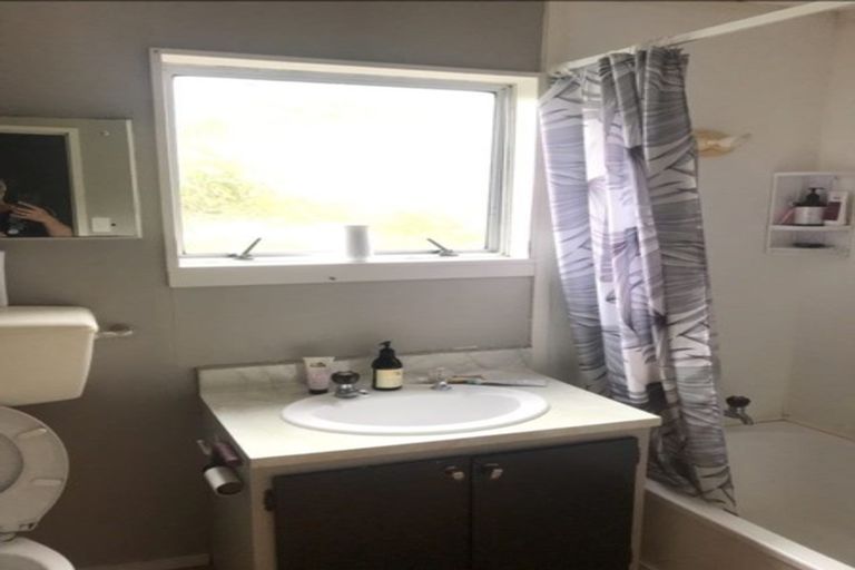 Photo of property in 32a Cheltenham Terrace, Newlands, Wellington, 6037