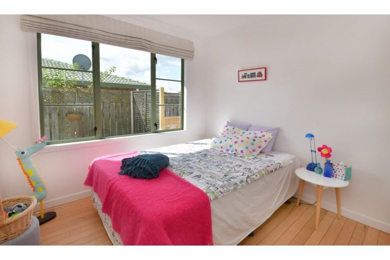 Photo of property in 2/10 Ross Crescent, Orewa, 0931