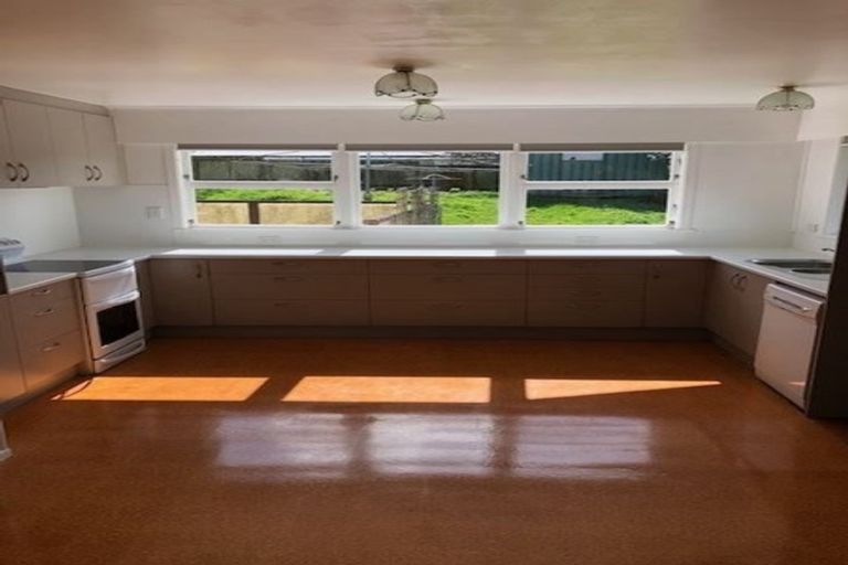 Photo of property in 15 Ellesmere Crescent, Pakuranga Heights, Auckland, 2010