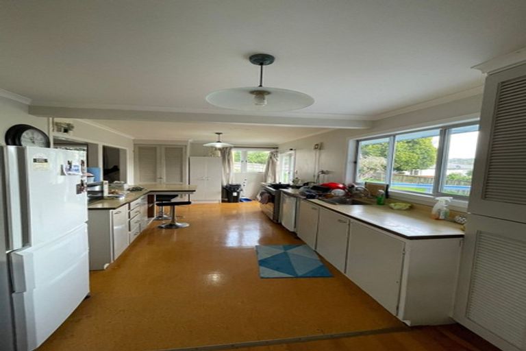 Photo of property in 5 Lex Avenue, Green Bay, Auckland, 0604