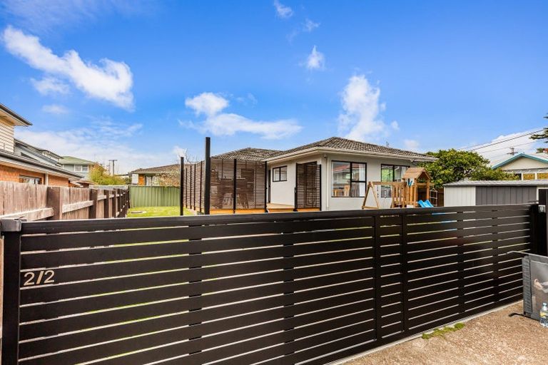Photo of property in 2 Laura Street, Kelston, Auckland, 0602