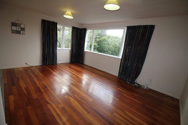 Photo of property in 3 Blandford Way, Newlands, Wellington, 6037