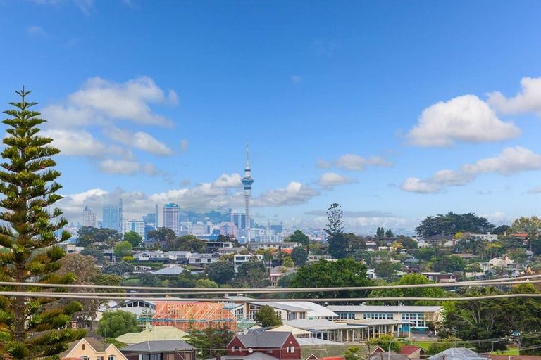 Photo of property in 2/4 Rangitoto Terrace, Milford, Auckland, 0620