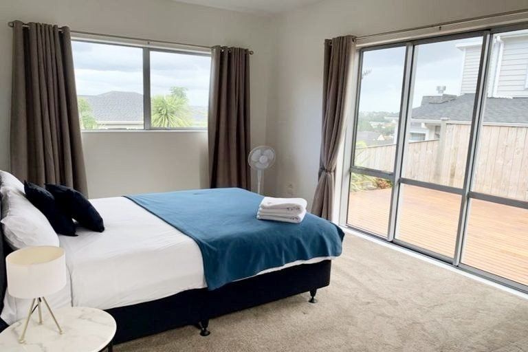 Photo of property in 50 Corricvale Way, Northcross, Auckland, 0630