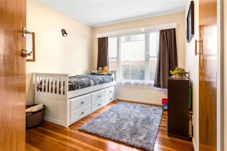 Photo of property in 17 Albert Road, Kelston, Auckland, 0602