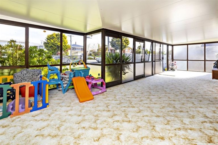 Photo of property in 3 Hollinbrigg Place, Manurewa, Auckland, 2102