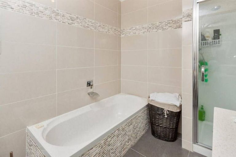 Photo of property in 5 Lisa Rise, Half Moon Bay, Auckland, 2012