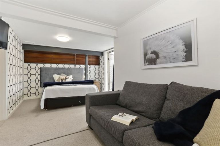 Photo of property in 43 Knightsbridge Drive, Forrest Hill, Auckland, 0620