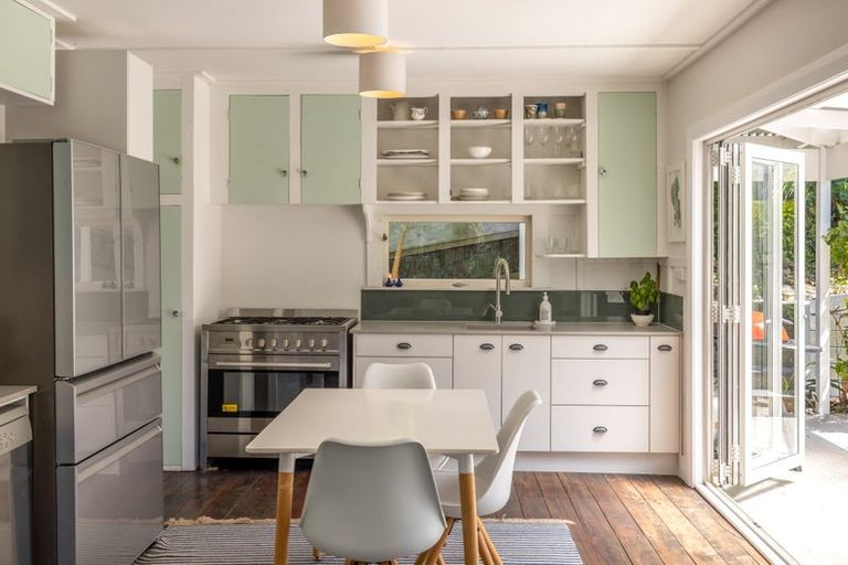 Photo of property in 70 Queens Drive, Oneroa, Waiheke Island, 1081