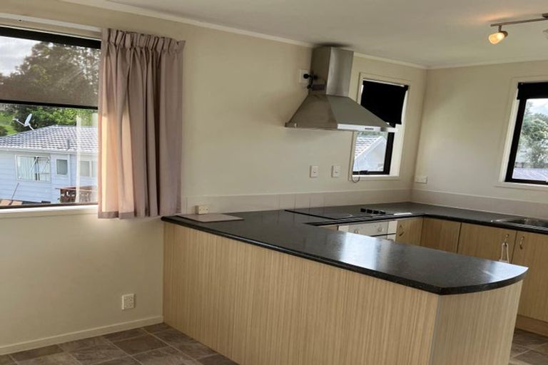 Photo of property in 1/8 Louise Place, West Harbour, Auckland, 0618