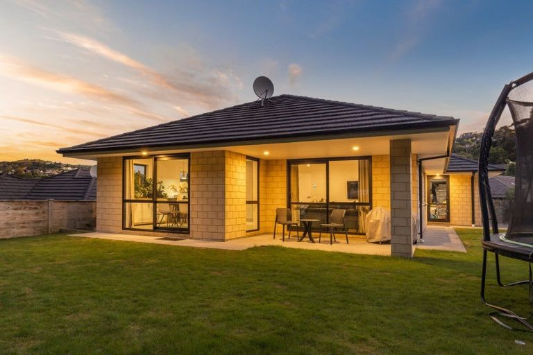 Photo of property in 28 Mooring Close, Whitby, Porirua, 5024