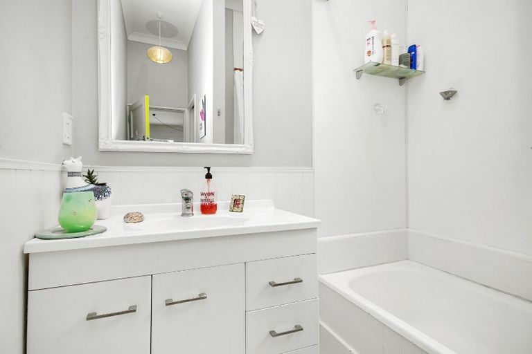 Photo of property in 129 Onepu Road, Lyall Bay, Wellington, 6022