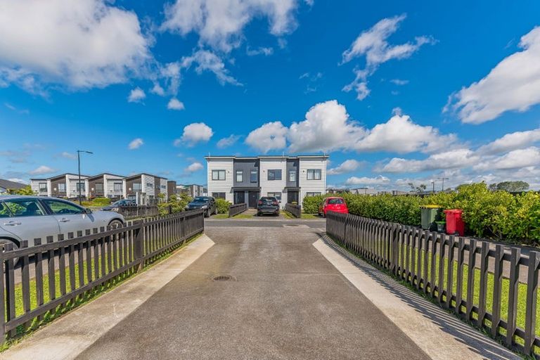 Photo of property in 4 Lumbarda Drive, Kumeu, 0810
