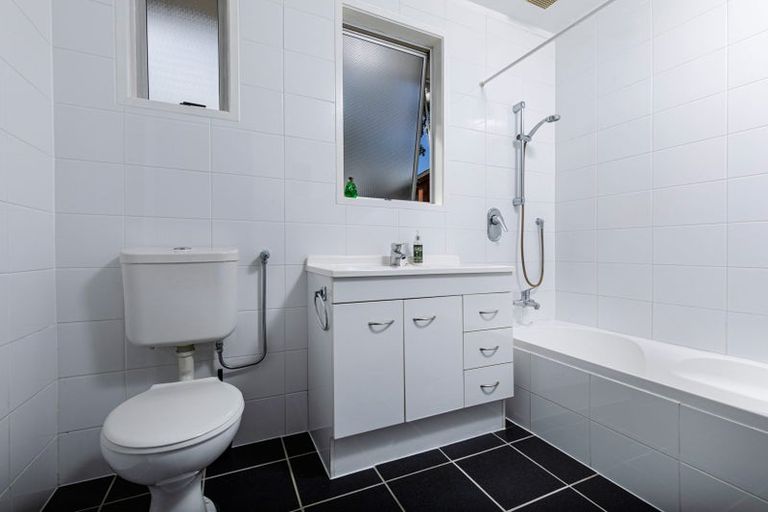 Photo of property in 36 Chilcott Road, Henderson, Auckland, 0612