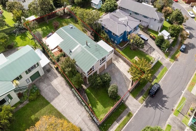 Photo of property in 9 Ellesmere Crescent, Pakuranga Heights, Auckland, 2010