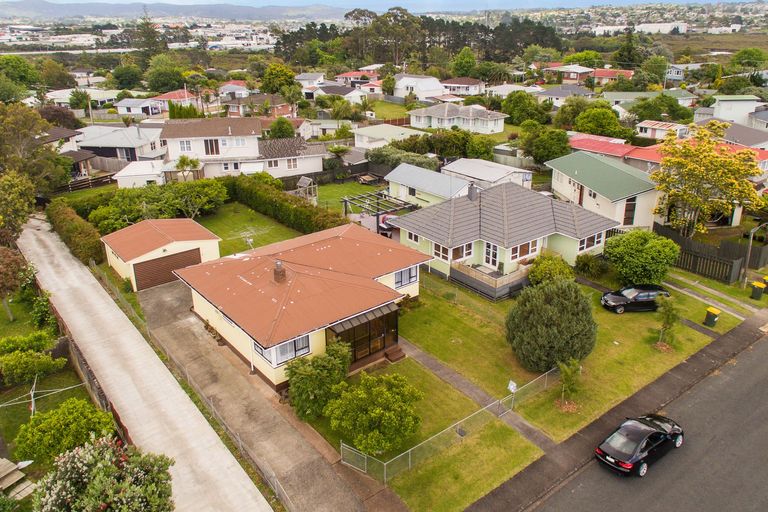 Photo of property in 24 Montmere Avenue, Te Atatu Peninsula, Auckland, 0610