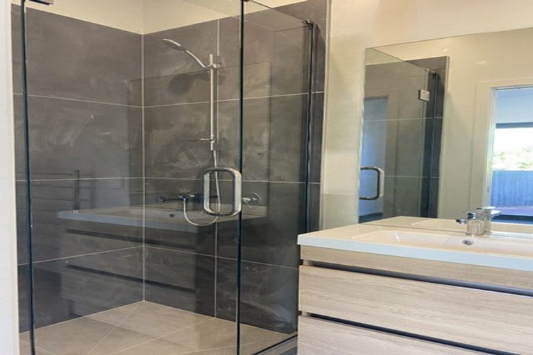 Photo of property in 30a Collins Avenue, Tawa, Wellington, 5028