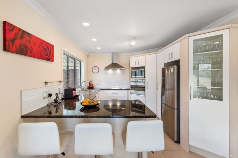 Photo of property in 15 Ina Ville Drive, Pukekohe, 2120