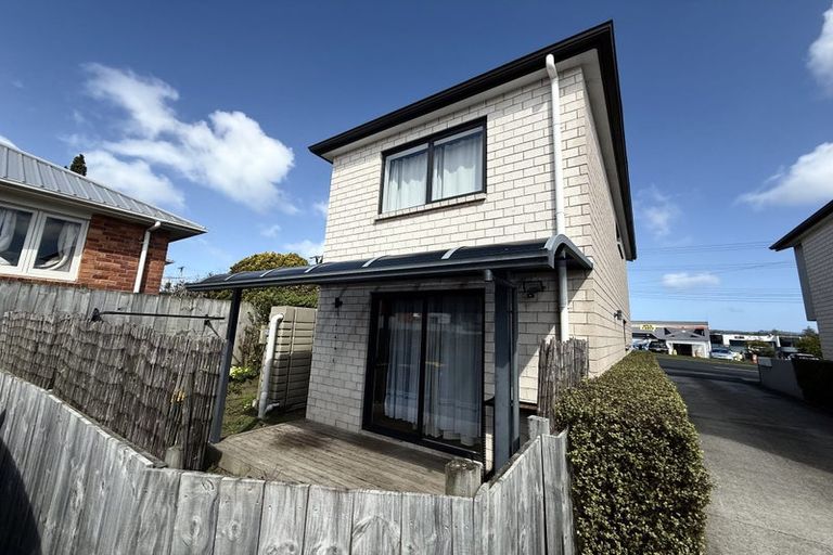 Photo of property in 1/4017 Great North Road, Glen Eden, Auckland, 0602