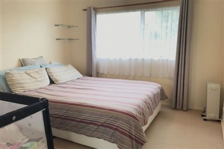 Photo of property in 17 Theban Place, Totara Vale, Auckland, 0629