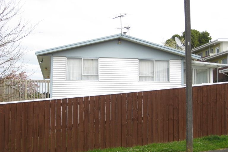 Photo of property in 5 Fairview Place, Westown, New Plymouth, 4310