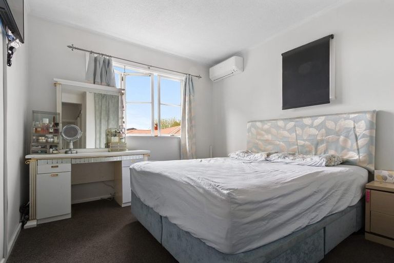 Photo of property in 17 Covil Avenue, Te Atatu South, Auckland, 0610