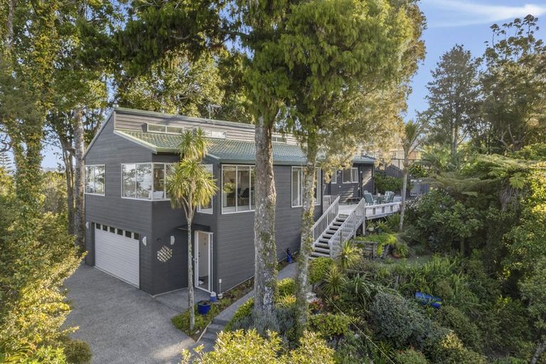 Photo of property in 9 Tinopai Road, Titirangi, Auckland, 0604