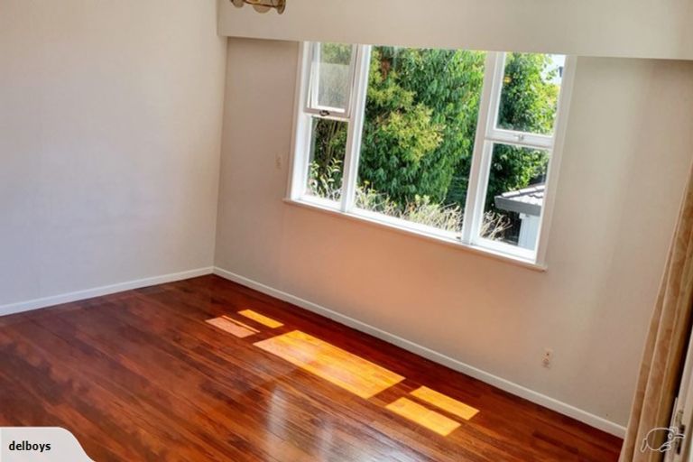 Photo of property in 2/18 Bond Crescent, Forrest Hill, Auckland, 0620