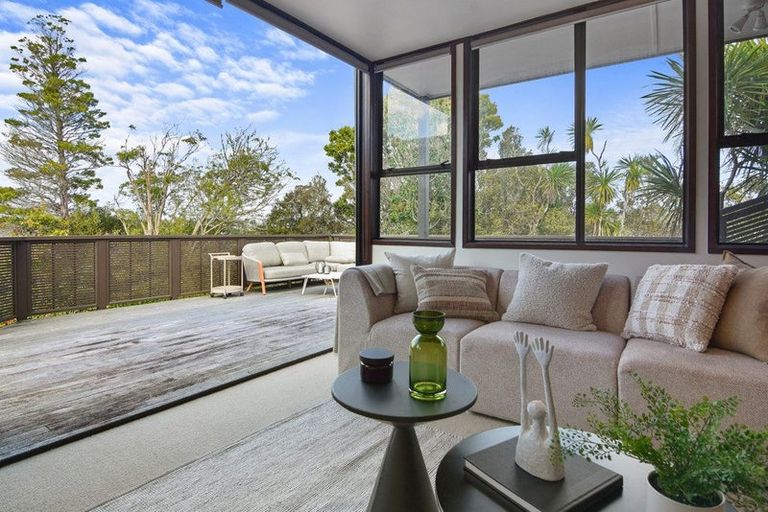 Photo of property in 33 Woodlands Crescent, Browns Bay, Auckland, 0630