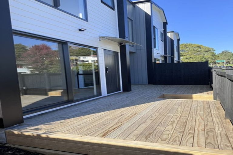 Photo of property in 2b Garner Place, Glenfield, Auckland, 0629