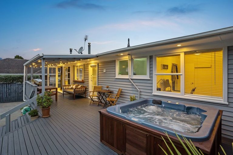 Photo of property in 20 Kapuka Road, Mangere Bridge, Auckland, 2022