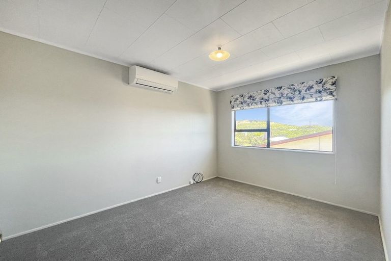 Photo of property in 7 Sunhaven Drive, Newlands, Wellington, 6037